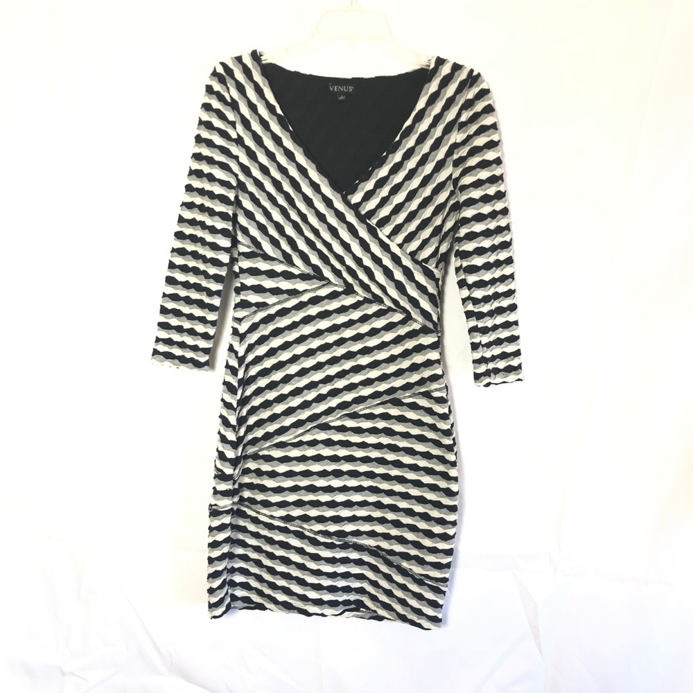 Venus Women's Surplice print Wrap dress 100K - Picture 2 of 8